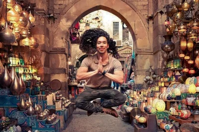 Descubre el encanto nocturno del cairo antiguo con un paseo guiado por la calle al moez, el bazar khan el khalili y mezquitas históricas. incluye recogida y bebidas locales.