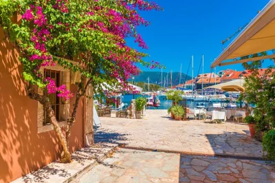 Inizia la giornata a kefalonia con una degustazione di vini in una cantina locale, esplora il lago melissani in barca, passeggia nel villaggio di fiskardo e approfitta del trasferimento dall’hotel i