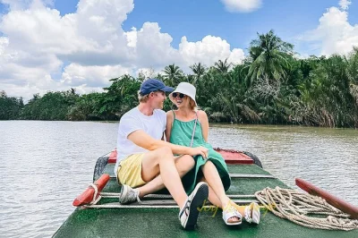 Entdecke ben tre im mekong delta: gemütliche bootsfahrt durch kokoskanäle, radeln auf dorfwegen und ein echtes mittagessen bei einer familie – mit abholung und lokalem guide ab saigon.