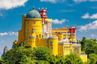 Scopri i palazzi di sintra, passeggia nei giardini misteriosi di quinta da regaleira e senti il vento dell’atlantico a cabo da roca. guida privata e pickup in hotel inclusi.