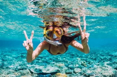 Explore a costa amalfitana a bordo de um gozzo tradicional, saindo de amalfi ou positano. nade em grutas, faça snorkel em enseadas tranquilas e aproveite prosecco com frutas locais. inclui bebidas, e