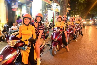 Recorre las calles iluminadas de hanoi en un tour nocturno en moto con guías mujeres. incluye recogida en hotel, platos locales y parada para café de huevo.