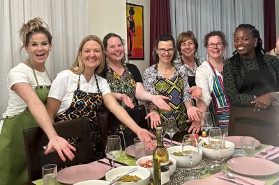 Erlebe nairobi authentisch: kenianischer kochkurs, bunter marktbesuch und wilde matatu-fahrt – inklusive einkauf, hausgemachtem essen und herzlicher gastgeberin.