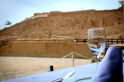 Découvrez lima en savourant un café à barranco, dégustez les fruits frais du marché, préparez votre pisco sour et dînez face aux ruines anciennes. transfert, repas et boissons inclus.