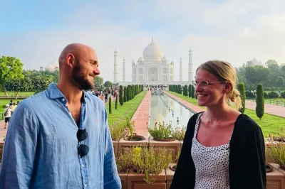 Erlebe das strahlende marmor des taj mahal, erkunde die roten mauern des agra forts und genieße ein 5-sterne-mittagessen – inklusive privatem transfer und lokalem guide.