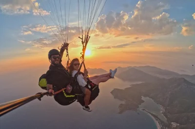 Siente el viento sobre oludeniz mientras vuelas en parapente desde babadağ, con guías locales, equipo incluido y recogida. aterriza junto al mar y revive la experiencia con fotos y té.