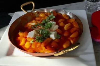 Scopri il north end di boston con un tour a piedi tra cibo e storia: assaggia piatti italiani tipici, visita botteghe di famiglia e gusta un pranzo a due portate con vino.