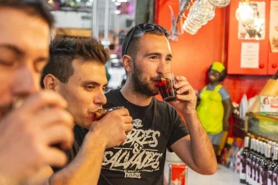 Descubre madrid probando pasteles, jamón ibérico, vermut y recorriendo plaza mayor. más de 10 degustaciones, bebidas y guía local incluidos.