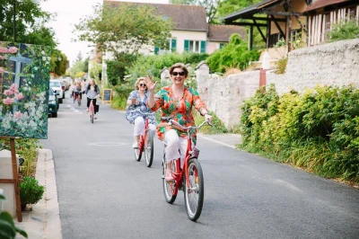 Explore o mundo de monet em um bate-volta de paris com piquenique à beira do rio, compras no mercado local e um passeio de bike tranquilo pela normandia — com transfer ida e volta incluso.