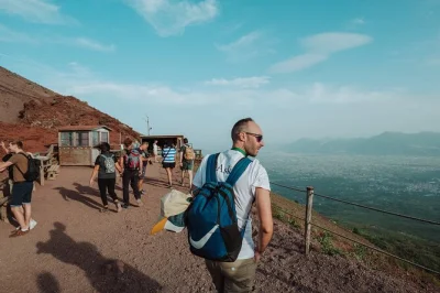 Siente las calles antiguas de pompeya y sube al cráter humeante del vesubio. grupo reducido, guía arqueólogo y transporte en minibus incluidos.