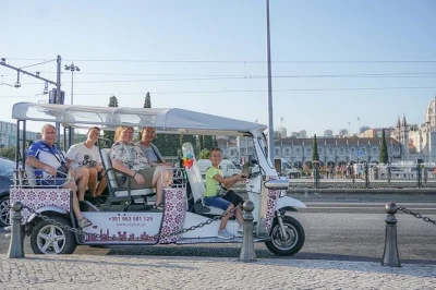 Scopri lisbona con un tour privato in tuk tuk: attraversa alfama, goditi viste spettacolari da portas do sol e lasciati guidare da un esperto locale con pickup in hotel.