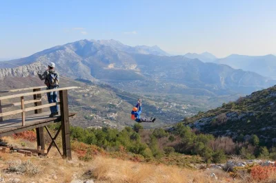 Vola sopra split con una zipline di 800 metri sul monte kozjak, goditi panorami sull’adriatico e divertiti con guide locali. include attrezzatura, acqua e pick-up opzionale.
