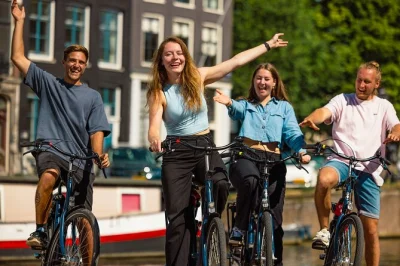 Scopri amsterdam in bici, visitando musei e il quartiere a luci rosse. include consigli locali, controllo sicurezza e caffè o tè gratuito al ritiro.
