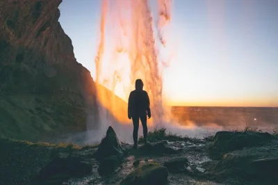 Découvrez seljalandsfoss sous la brume, marchez sur le sable noir de reynisfjara et touchez le glacier sólheimajökull lors d’une sortie en petit groupe au départ de reykjavik avec guide local et