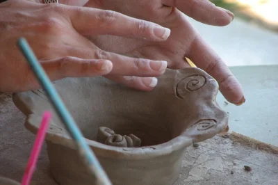 Impara a modellare la ceramica con un’artista locale a zakynthos, crea le tue opere e passeggia tra ulivi secolari. include materiali, bevande e cottura delle ceramiche.