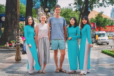 Descubre ho chi minh con una guía local en moto, prueba la mejor comida callejera de saigón y recorre 5 distritos vibrantes. incluye recogida, casco y todas las comidas y bebidas.