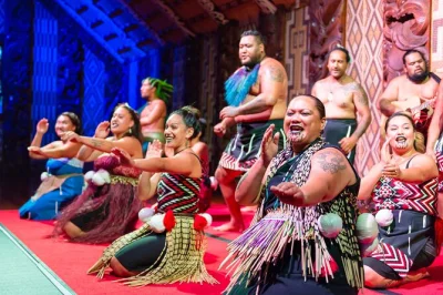 Descubre la historia de nueva zelanda en waitangi treaty grounds con tour guiado, show cultural māori y acceso a museos. entrada válida por dos días con todas las actividades incluidas.