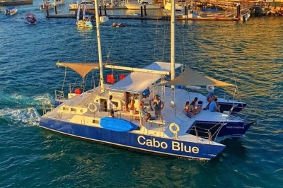 Vivi la brezza marina con una crociera al tramonto a cabo san lucas, open bar, snack, musica e viste ravvicinate su el arco. include check-in in marina e crew amichevole.
