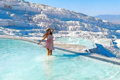 Descubre las terrazas blancas de pamukkale, recorre las ruinas de hierápolis y disfruta de un almuerzo con otros viajeros. tour en grupo pequeño con recogida y comida incluida.