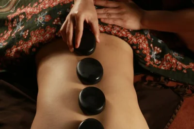 Relaxe profundamente em nghe an com massagem herbal usando pedras quentes tailandesas, óleo de coco e ervas locais. inclui chá, petiscos e acesso para cadeirantes.