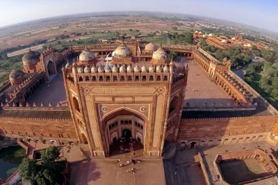 Erleben sie den chand baori stufenbrunnen und fatehpur sikri bei einem privaten tagesausflug ab jaipur. inklusive guide, eintrittskarten, klimatisiertem auto und bevorzugtem einlass.
