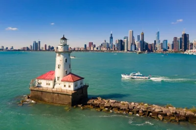 Siente la energía de chicago desde el río y el lago michigan con un guía en vivo, vistas del skyline y anécdotas en directo. embarque fácil en el centro.