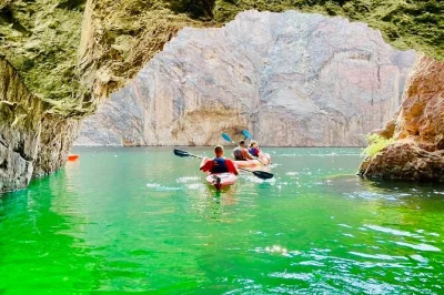 Paddle from willow beach to emerald cave with a local guide, enjoy wildlife sightings, snacks, and a short hike—premium gear and all safety equipment included.