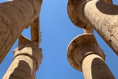 Descubra luxor com um guia egiptólogo: visite o vale dos reis, o templo de karnak, o templo de hatshepsut e faça um passeio de barco pelo nilo com almoço incluso.