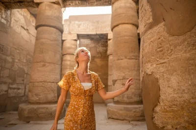 Descubre los antiguos templos de luxor en un tour privado con guía egiptólogo, traslado desde el hotel y almuerzo incluido. visita karnak y luxor en un solo día.
