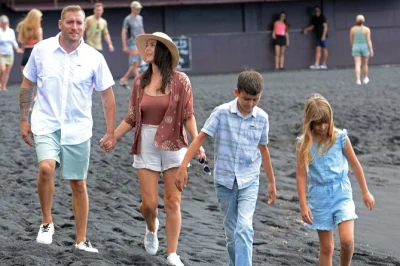 Big island, café kona, plage de sable noir punaluʻu, volcans actifs, rainbow falls. journée complète avec guide local, déjeuner et prise en charge incluse.