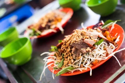 Descubre el casco antiguo de hanoi con un guía local, prueba hasta 8 platos callejeros, disfruta café de huevo y cerveza local, y termina con un postre. tour nocturno a pie con paradas gastronómica