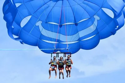 Spüre den wind beim parasailing über waikiki, entdecke diamond head und bewundere den glitzernden pazifik darunter. kleine gruppen, sicherheitseinweisung und komplette ausrüstung inklusive.