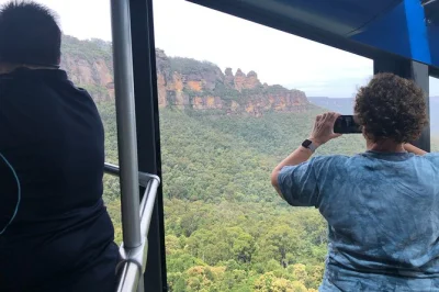 Disfruta la niebla en scenic world, conoce canguros en featherdale y regresa a sydney en ferry por el río parramatta. incluye recogida en hotel y todas las atracciones.