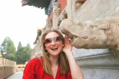 Explore a cidade proibida de pequim com guia local, conheça a praça tiananmen e aproveite opções flexíveis com traslado, ingresso e almoço opcional.