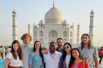 Veja o taj mahal brilhar ao nascer do sol em um tour guiado saindo de agra, com pickup no hotel, ingressos garantidos e histórias de um guia local. entrada antecipada, sem complicação.