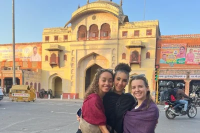 Explore jaipur com um tour guiado, oficina prática de estamparia manual e pausa para chá com vista para o hawa mahal. inclui transporte privativo e guia local.