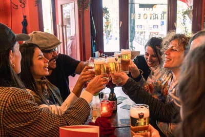 Scopri il cibo di strada surinamese, assapora i classici olandesi, passeggia nel jordaan e chiudi con un jenever in questo tour gastronomico ad amsterdam. oltre 10 assaggi e guida locale inclusi.