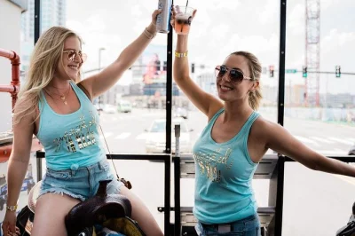 Erlebe downtown nashville bei einer 90-minütigen party-traktor-tour mit musik, led-tanzfläche, pferdesätteln und getränken zum kauf. ab 21 jahren.