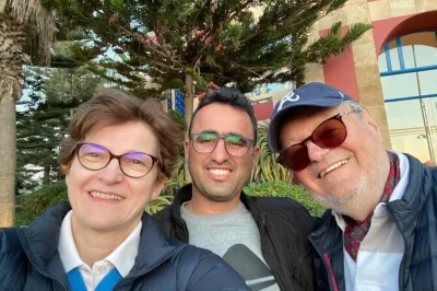 Découvrez le trajet marrakech-essaouira en taxi privé avec chauffeur local. confort climatisé, prise en charge flexible et pause possible dans une coopérative d’huile d’argan.