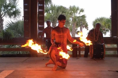 Viva a energia de myrtle beach com o polynesian fire luau: jantar buffet, música ao vivo e dançarinos campeões com facas em chamas. ingresso e jantar incluídos.
