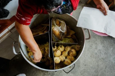 Scopri oaxaca con un tour gastronomico di 6 ore guidato da locali, assaggiando oltre 24 piatti tra mercati e bancarelle di strada. tutto incluso: cibo, bevande e guida esperta.