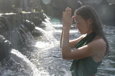 Erlebe die heiligen quellen von tirta empul bei einer melukat-reinigungszeremonie mit lokalem guide. sarong, eintritt und alle materialien inklusive.