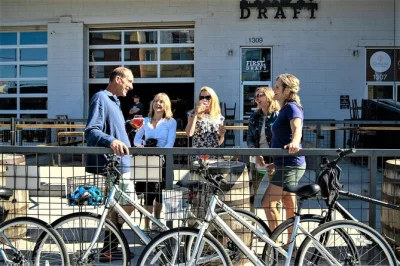 Explore o centro de denver de bike com guia, conheça pontos famosos e termine com uma degustação de cervejas locais. grupos pequenos, e-bikes disponíveis, inclui água mineral.