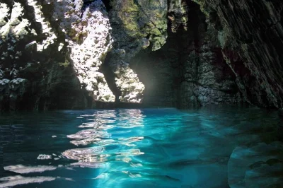 Partez de medulin vers les falaises de kamenjak, nagez dans des grottes, faites le tour du phare de porer et détendez-vous sur l’île ceja. déjeuner, boissons et guide local inclus.