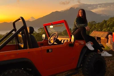 Erlebe den sonnenaufgang auf mount batur im klassischen jeep, erkunde schwarze lavafelder und entspanne in natürlichen heißen quellen. inklusive abholung, frühstück und lokalem guide.