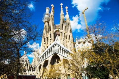 Découvrez la sagrada familia à barcelone avec un guide privé, évitez la file d’attente et explorez le chef-d’œuvre inachevé de gaudí à votre rythme. billets et casque inclus.