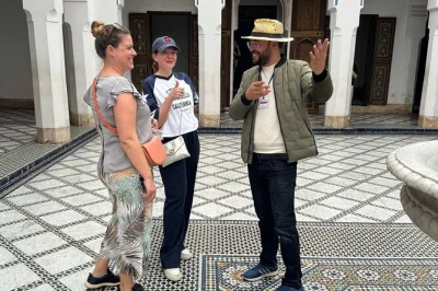 Découvrez la médina de marrakech avec un guide local, admirez les mosaïques du palais bahia, flânez dans les souks colorés et écoutez les histoires qui se cachent à chaque coin. guide certifié