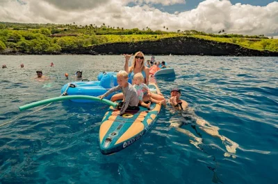 Découvrez kailua-kona à bord d’un catamaran de luxe, faites du snorkeling à red hill, observez les dauphins, et profitez d’un petit-déjeuner et d’un déjeuner bbq inclus avec tout le matéri