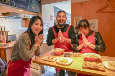 Descubra kyoto cozinhando ramen, gyoza e arroz frito do zero com um chef local. inclui bebidas, receitas e aula prática.