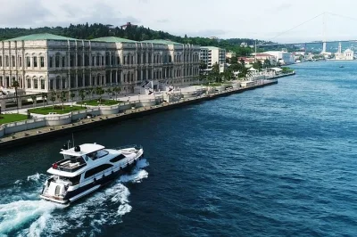 Scopri istanbul dal bosforo con una crociera in yacht, visita la sponda asiatica e assaggia lo yogurt di kanlıca. include transfer dall’hotel, snack e guida locale.